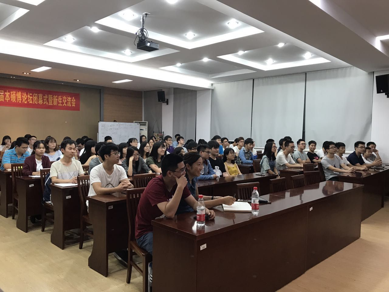 栾小丽老师与同学们一起参加交流会